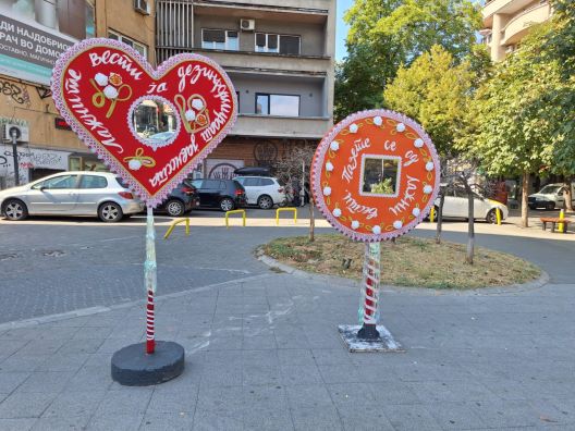 Уметничка акција „Лицидерски колачиња и лажни вести – слатки лаги и горчлива вистина“ 
